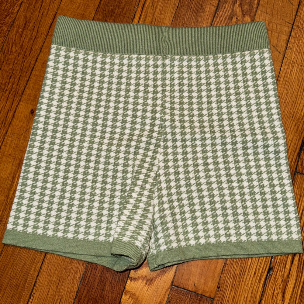 Women's Green and White Houndstooth Straight Leg Shorts Size S/M